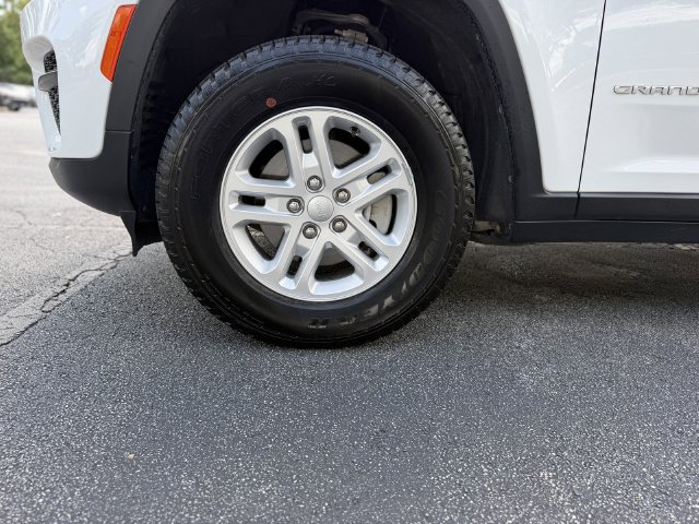 Used 2025 Jeep Grand Cherokee Laredo AWD/4WD image 41
