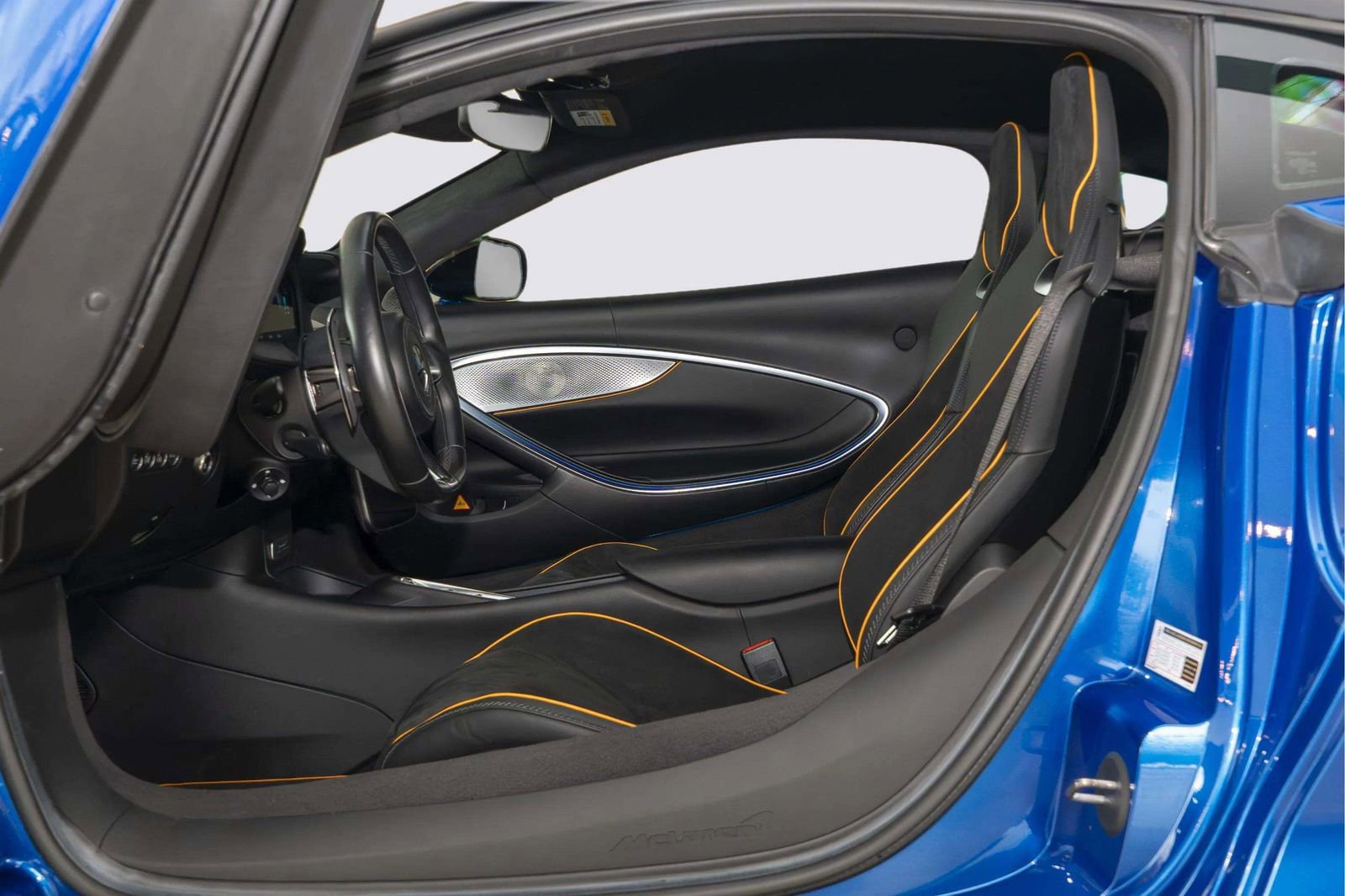 Used 2023 McLaren Artura RWD image 12