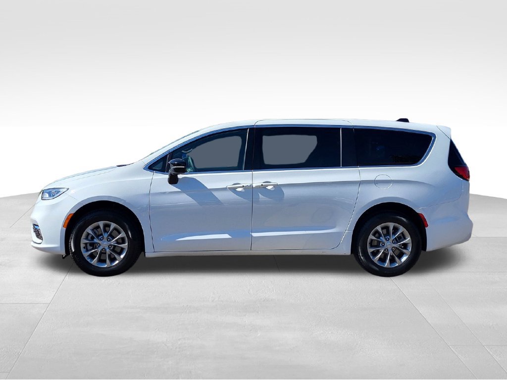 Used 2026 Chrysler Pacifica Limited AWD/4WD image 3