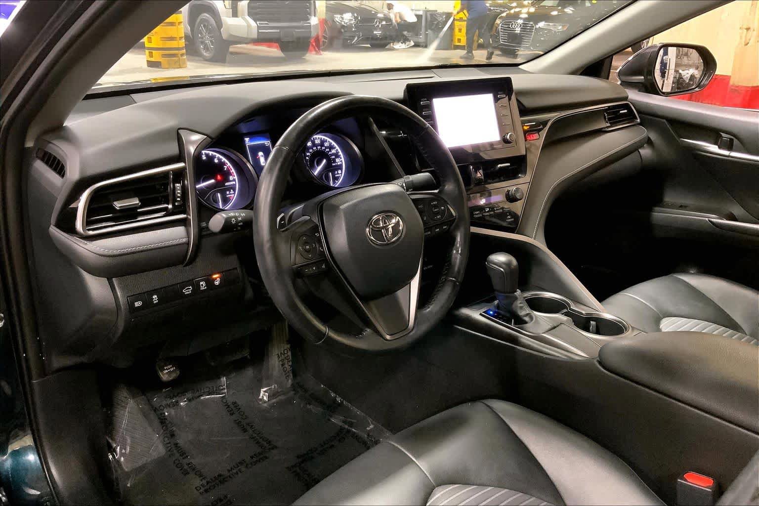 Used 2021 Toyota Camry SE w/ Cold Weather Package FWD image 18