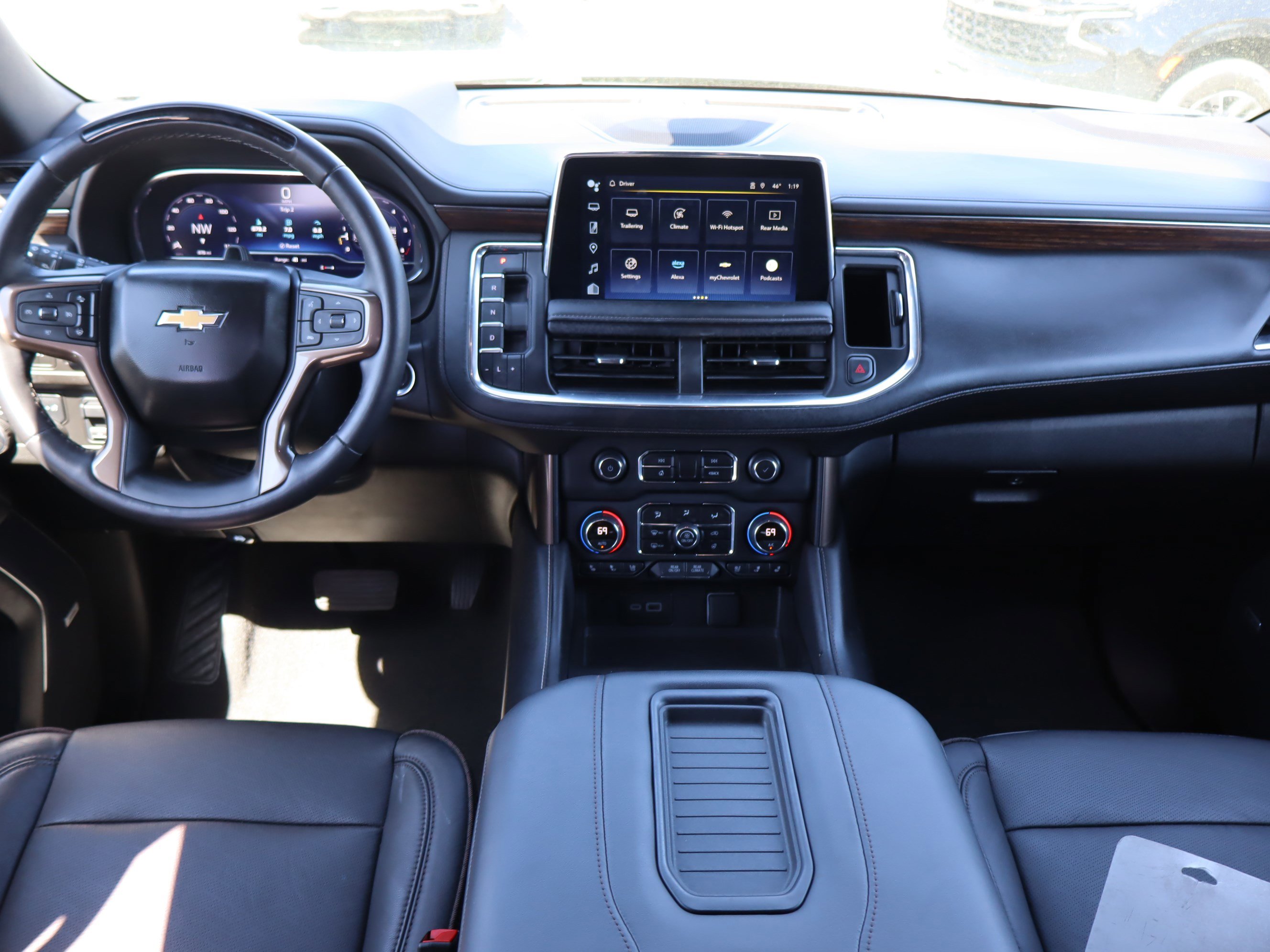 Used 2024 Chevrolet Suburban High Country w/ Advanced Technology Package AWD/4WD image 17