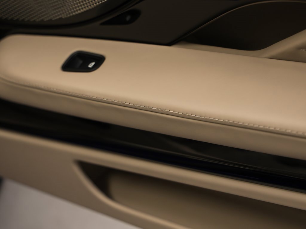 Used 2024 Aston Martin DB12 Convertible image 28