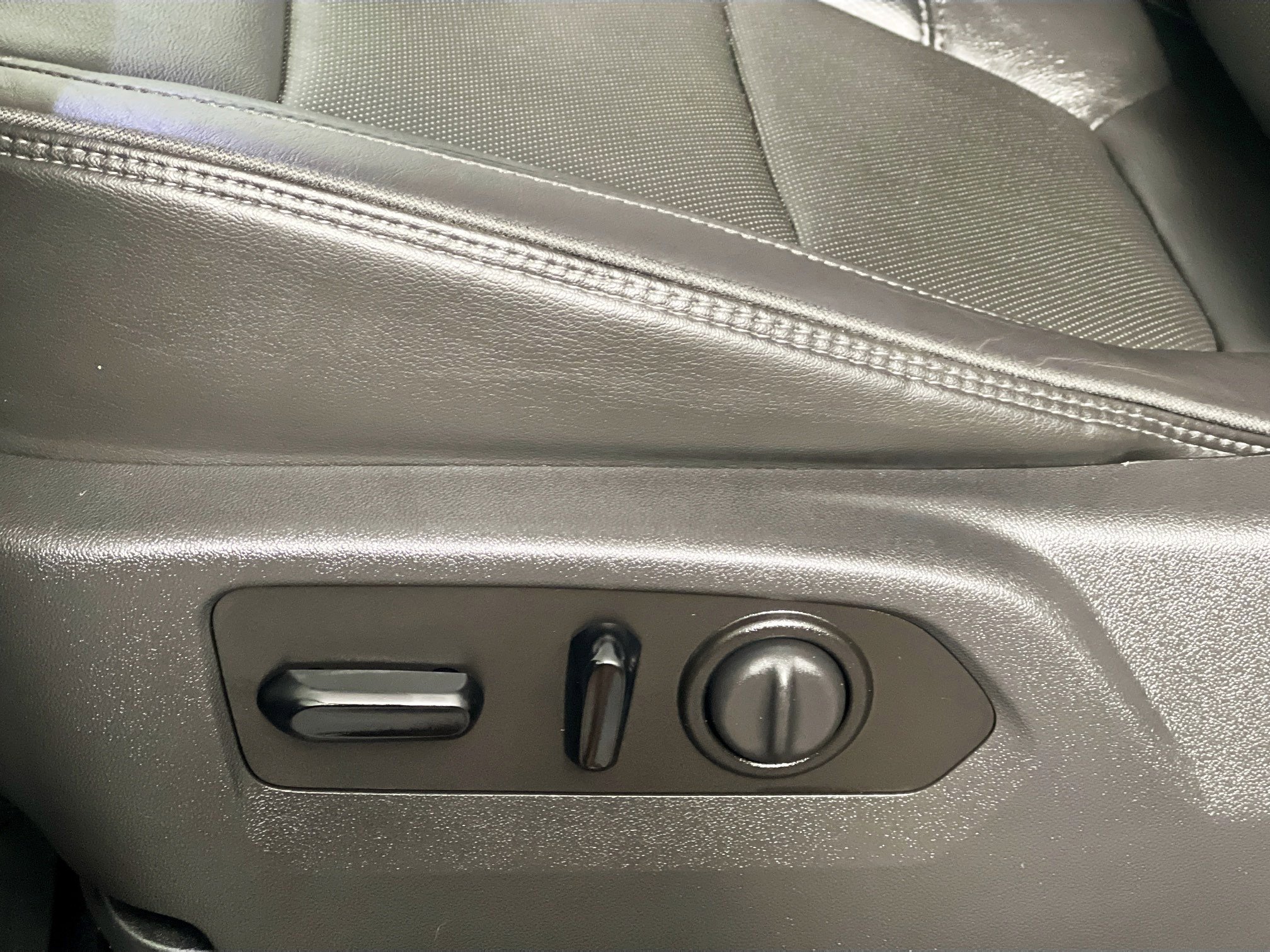 Used 2020 Chevrolet Silverado 1500 High Country w/ Technology Package image 15