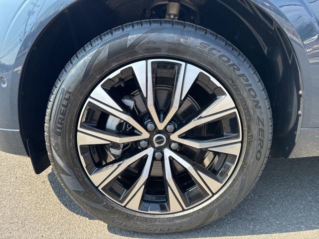 Certified 2025 Volvo XC60 B5 Plus w/ Climate Package image 8