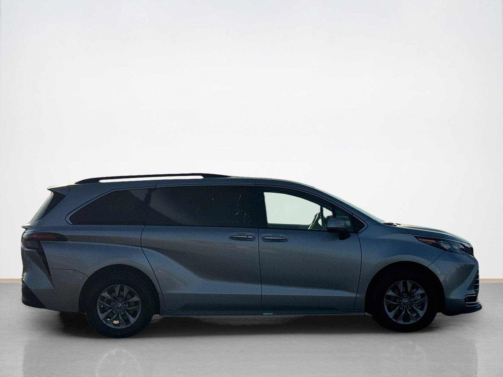 Used 2024 Toyota Sienna XLE FWD image 9