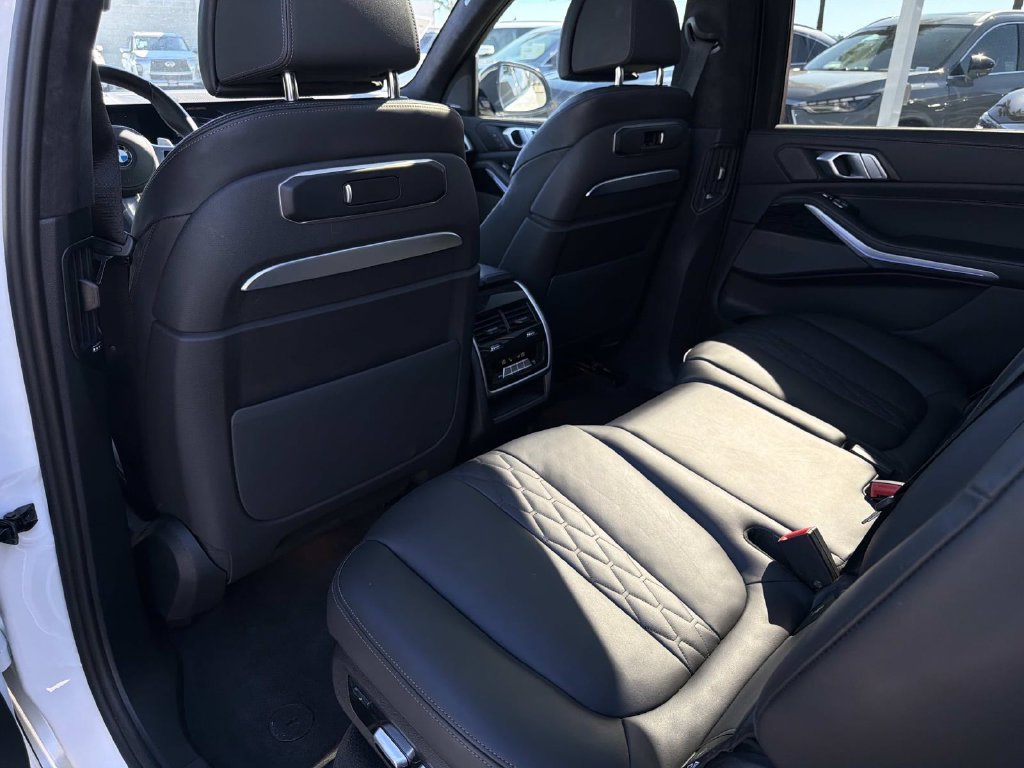 Used 2024 BMW X7 xDrive40i w/ M Sport Package AWD/4WD image 11