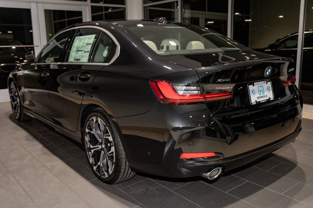 Used 2026 BMW 330i xDrive Sedan w/ Premium Package AWD/4WD image 4