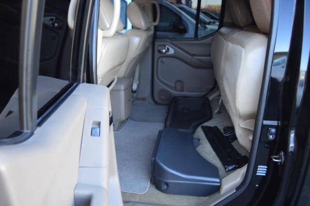 Used 2012 Nissan Frontier SL w/ Moonroof Pkg image 37