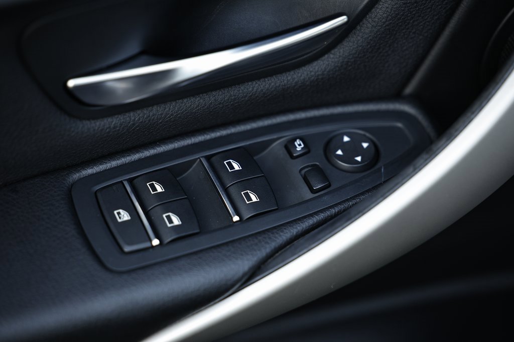 Used 2018 BMW 320i Sedan w/ Convenience Package image 15