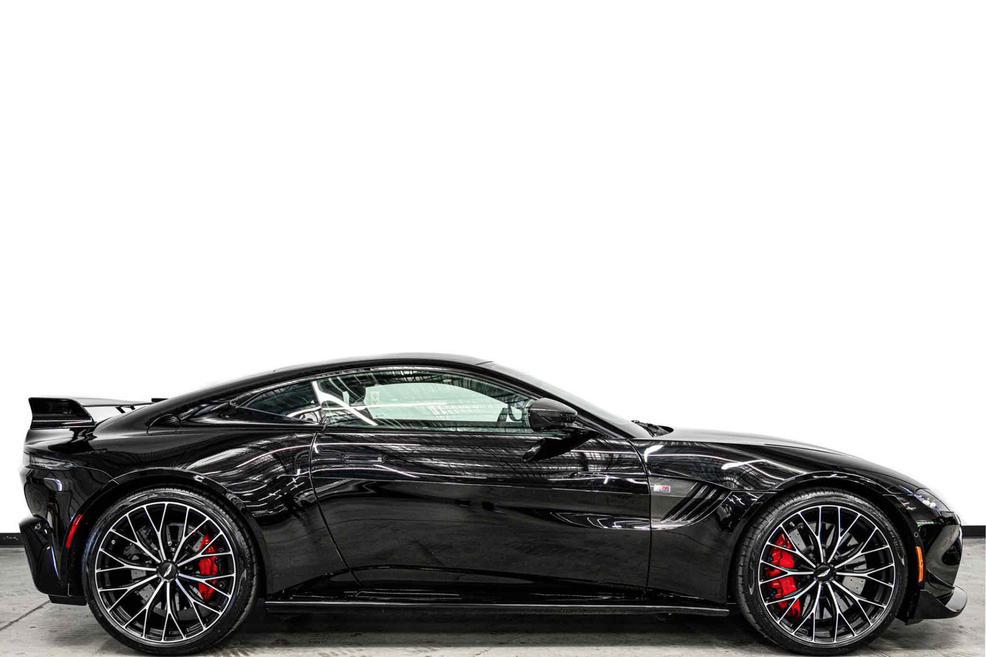 Used 2023 Aston Martin V8 Vantage Coupe RWD image 2