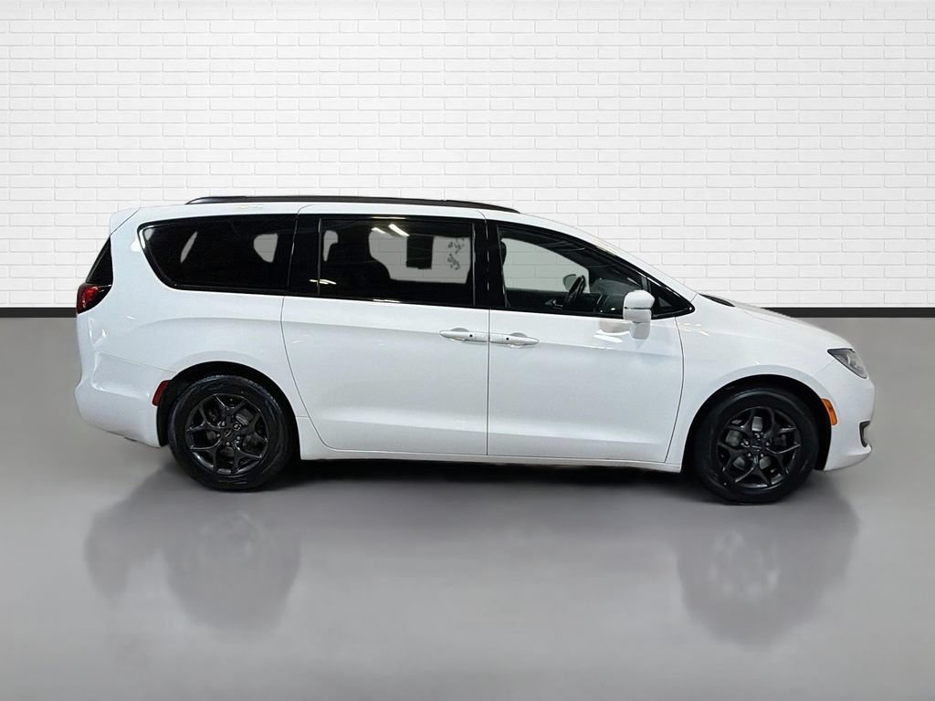 Used 2019 Chrysler Pacifica Limited w/ S Appearance Package FWD image 9