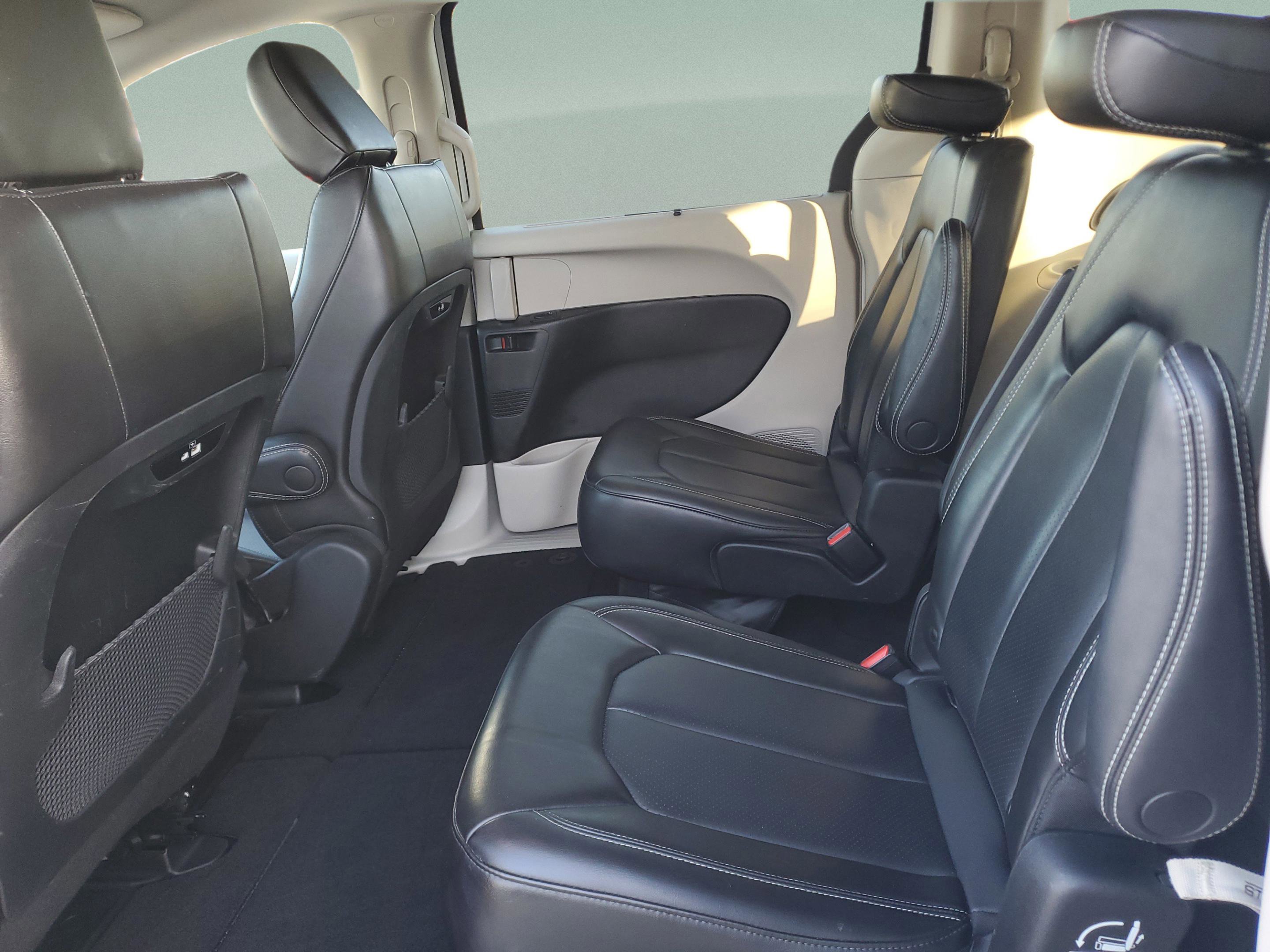 Used 2023 Chrysler Pacifica Touring-L image 22