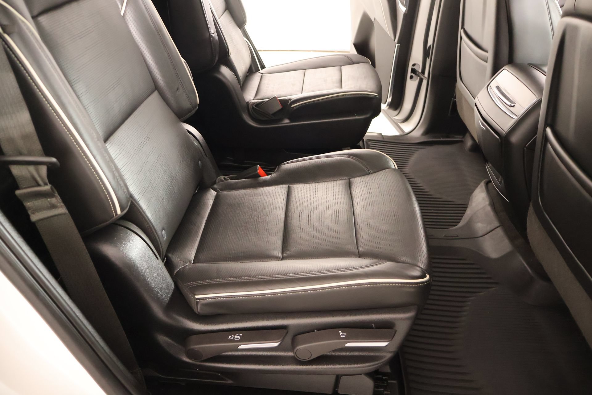 Used 2022 Cadillac Escalade Premium Luxury AWD/4WD image 16
