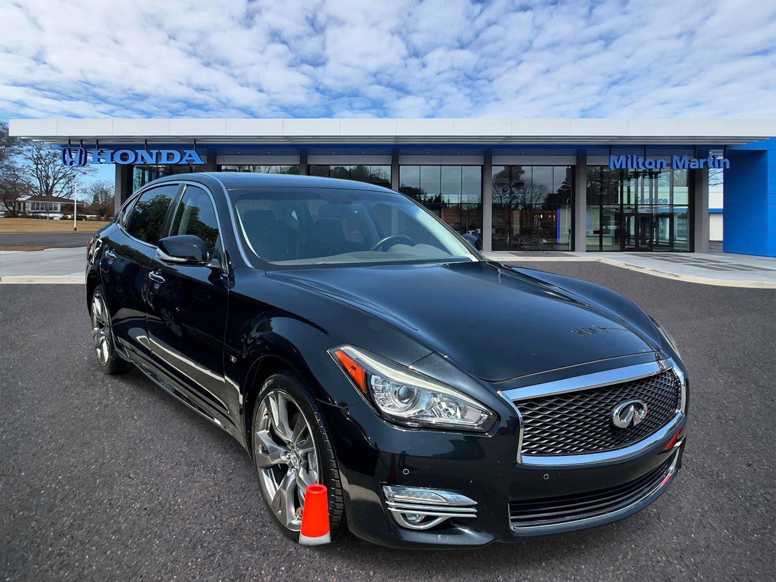 Used 2015 INFINITI Q70 L 3.7 w/ Deluxe Touring Package RWD image 1