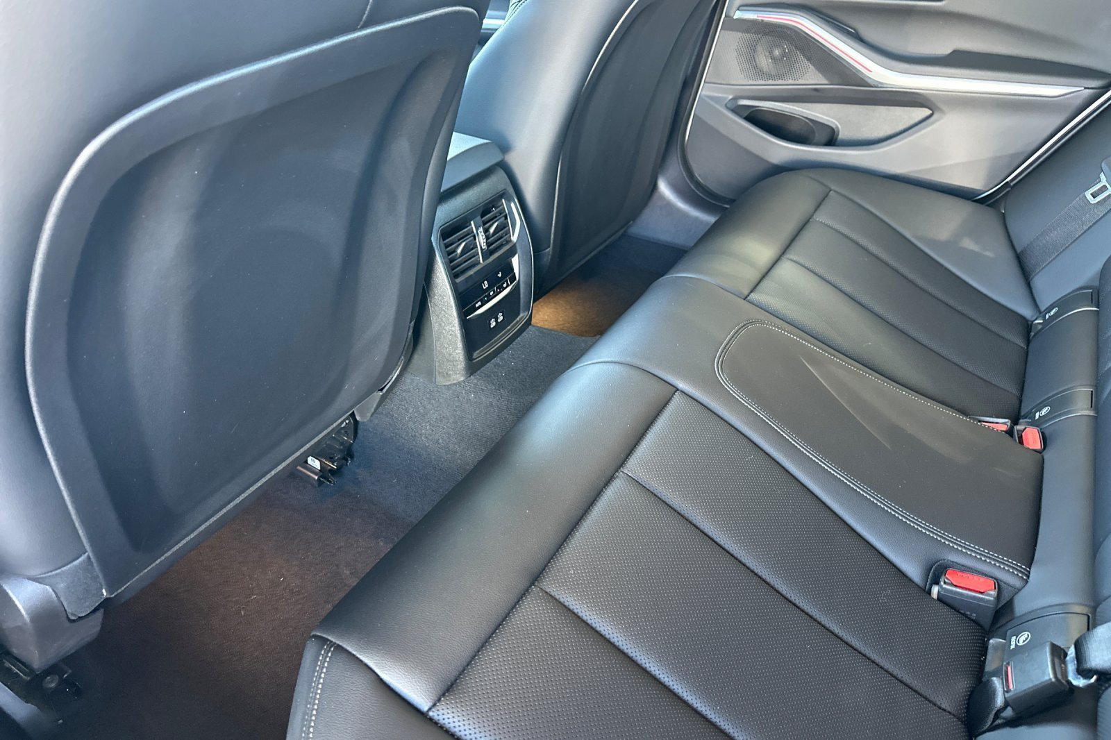 Used 2024 BMW 330i Sedan w/ Convenience Package RWD image 11