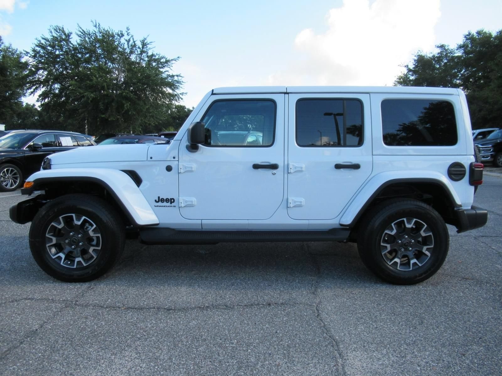 New 2026 Jeep Wrangler Unlimited Sahara AWD/4WD image 4