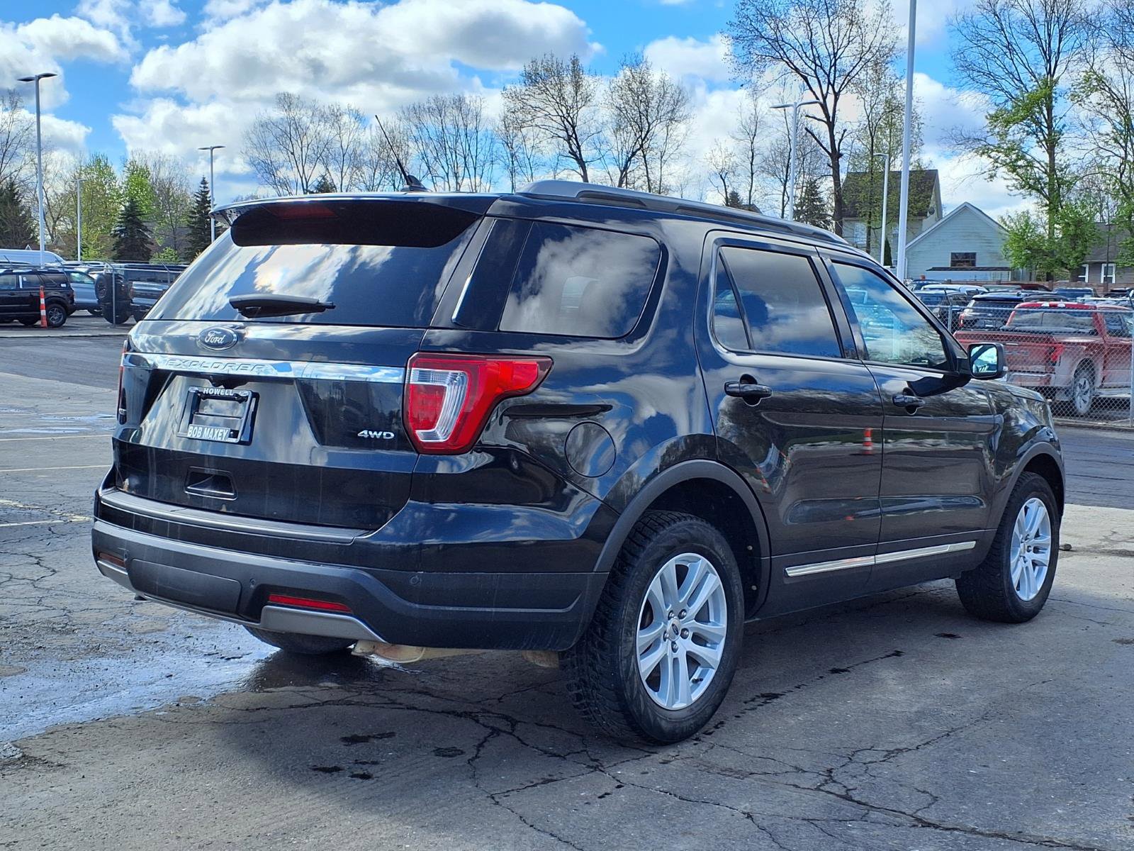 Used 2019 Ford Explorer XLT w/ Equipment Group 202A AWD/4WD image 4