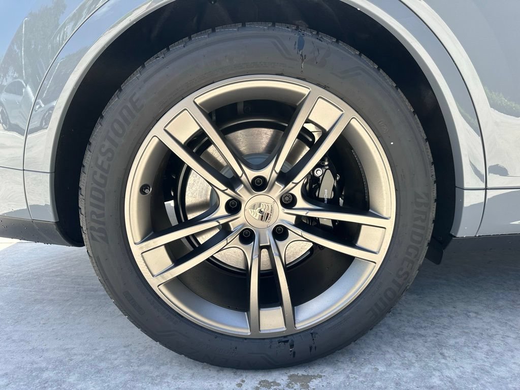 Certified 2025 Porsche Cayenne Turbo AWD/4WD image 42