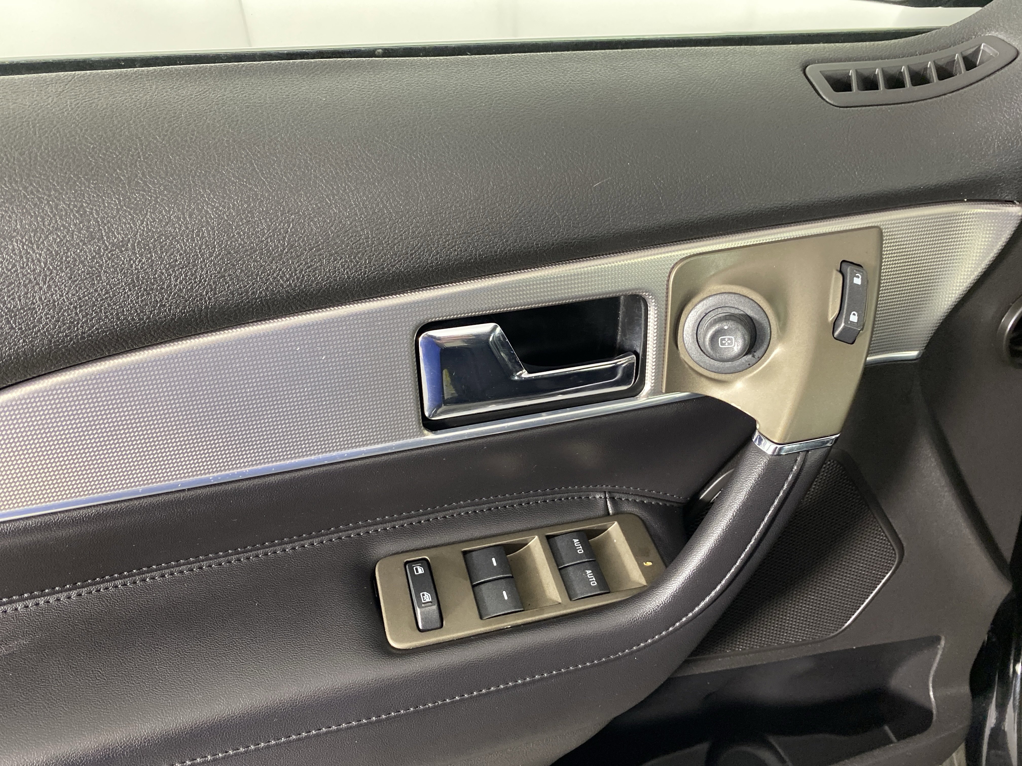 Used 2012 Lincoln MKX AWD image 11