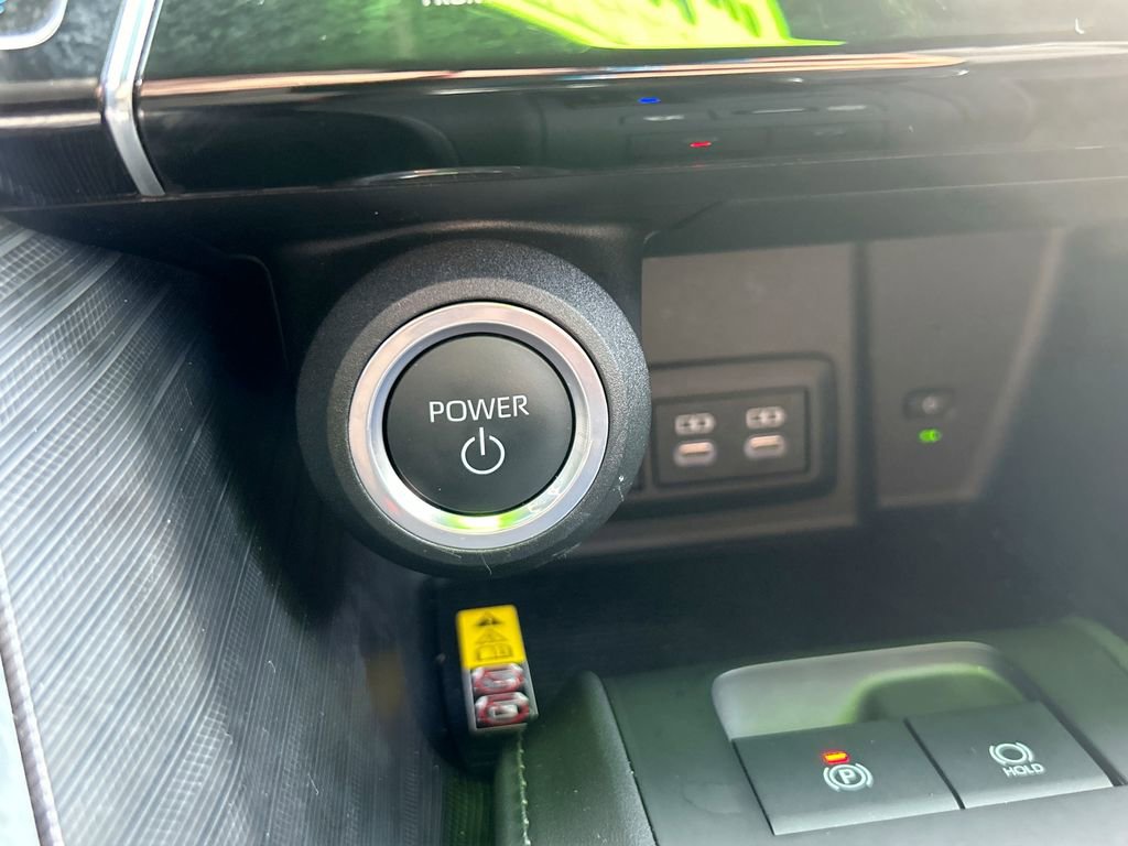 Used 2024 Toyota Venza XLE image 18