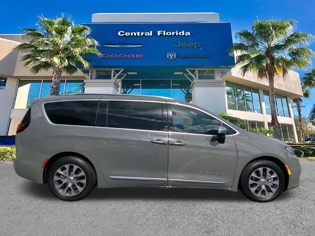 Used 2023 Chrysler Pacifica Pinnacle FWD image 4