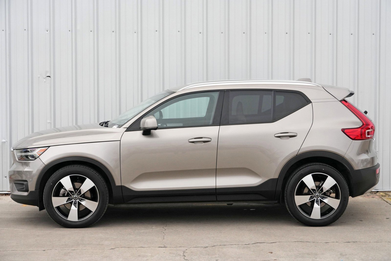 Used 2022 Volvo XC40 T5 Momentum w/ Premium Package image 47