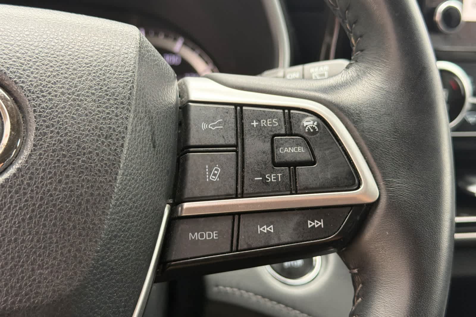 Used 2023 Toyota Highlander XLE AWD/4WD image 27