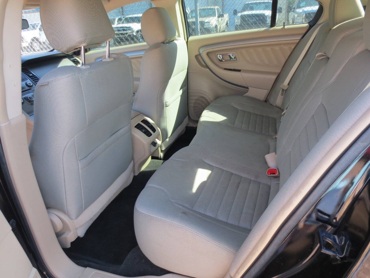 Used 2018 Ford Taurus SE FWD image 7
