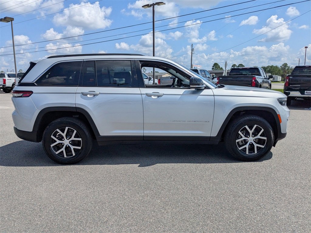 Used 2024 Jeep Grand Cherokee Limited image 3