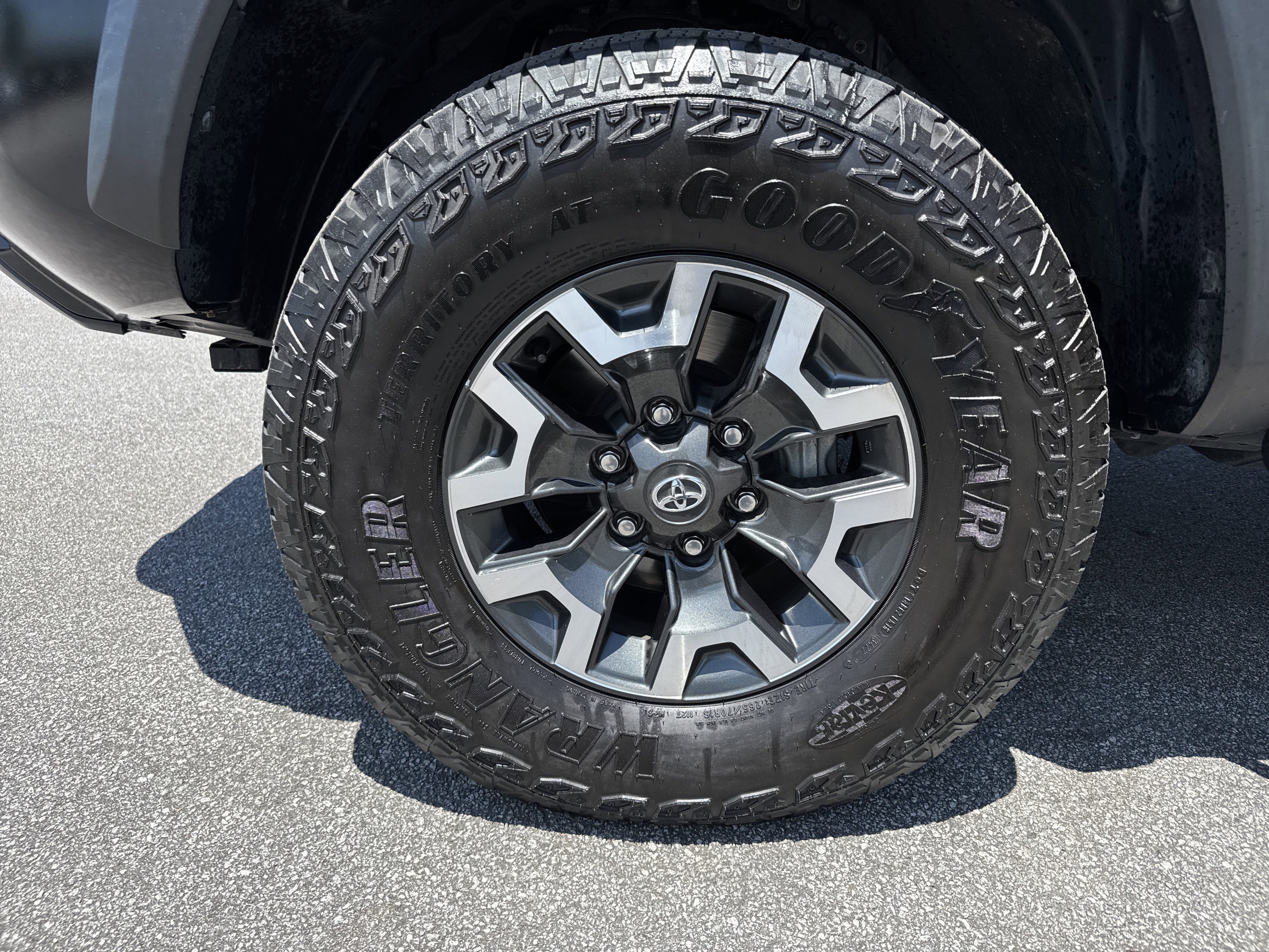 Used 2023 Toyota Tacoma TRD Off-Road w/ Technology Package AWD/4WD image 13