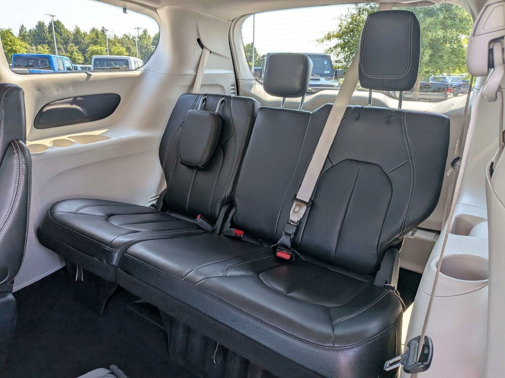 Used 2022 Chrysler Pacifica Touring-L FWD image 13
