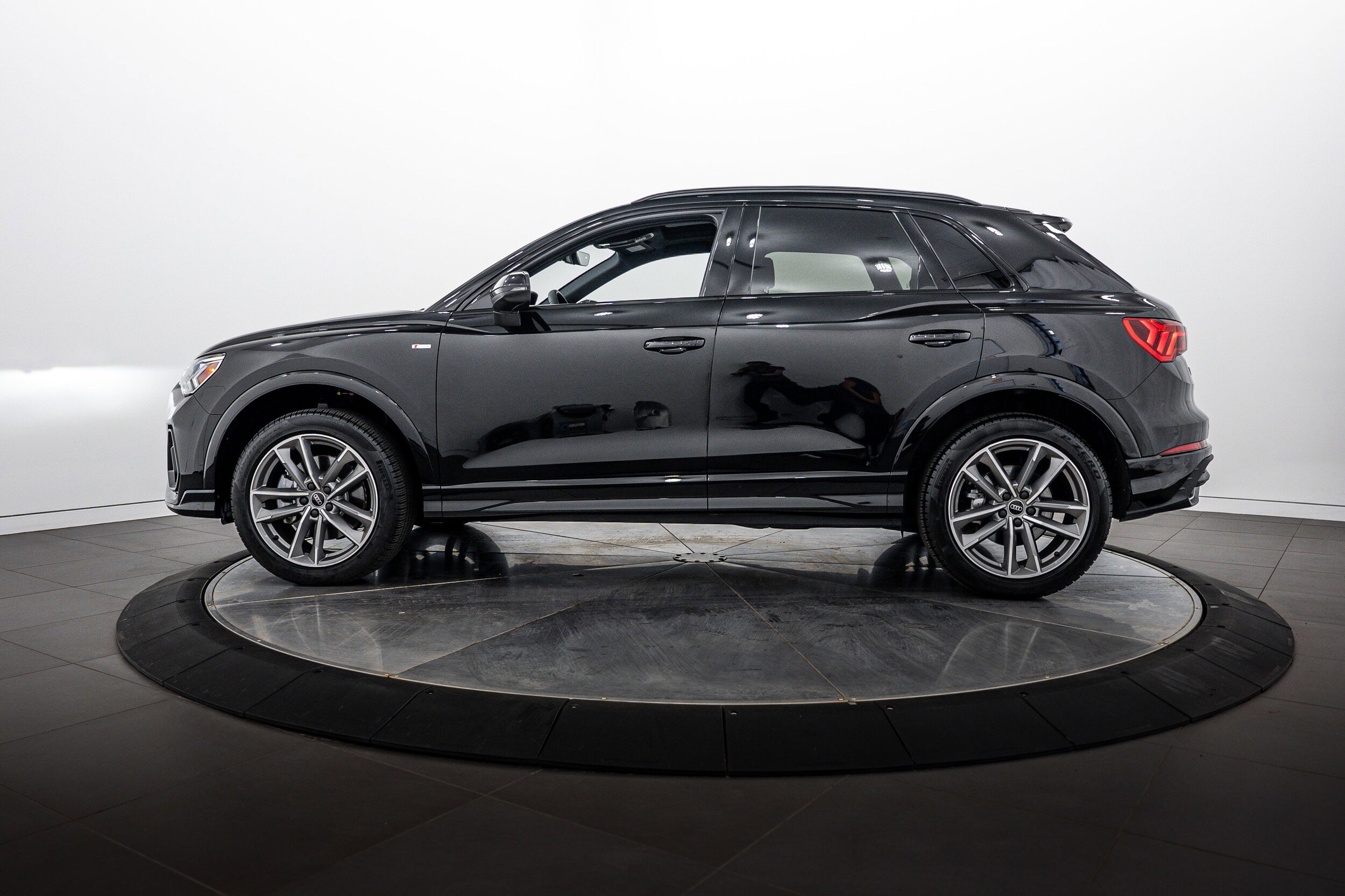 Used 2025 Audi Q3 2.0T Premium w/ Convenience Package AWD/4WD image 6