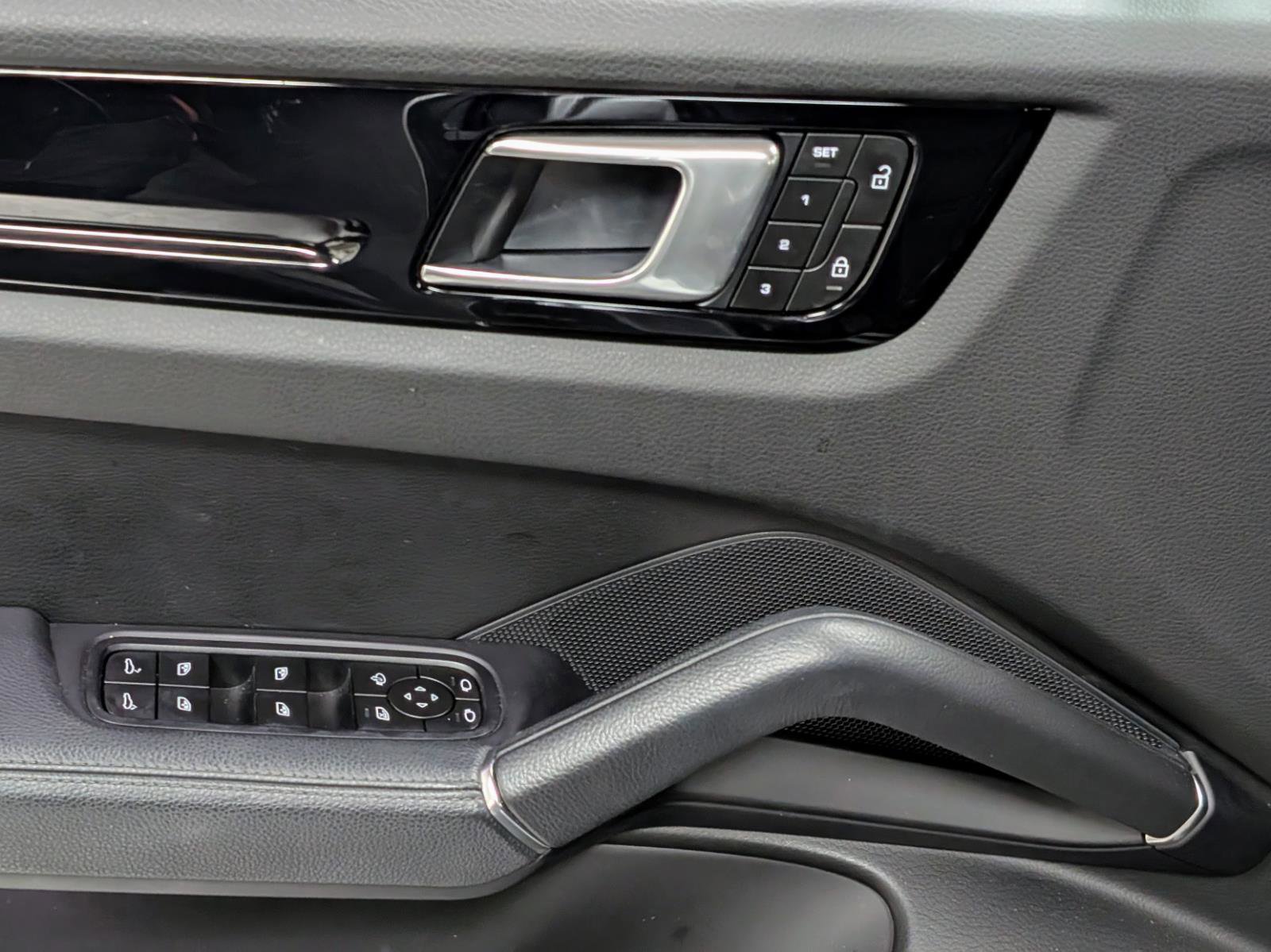 Used 2023 Porsche Cayenne Platinum Edition image 13