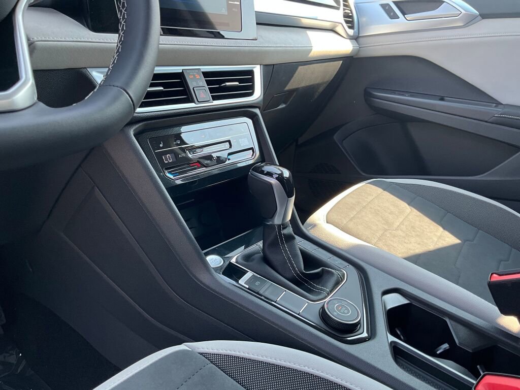 New 2025 Volkswagen Taos SE image 18