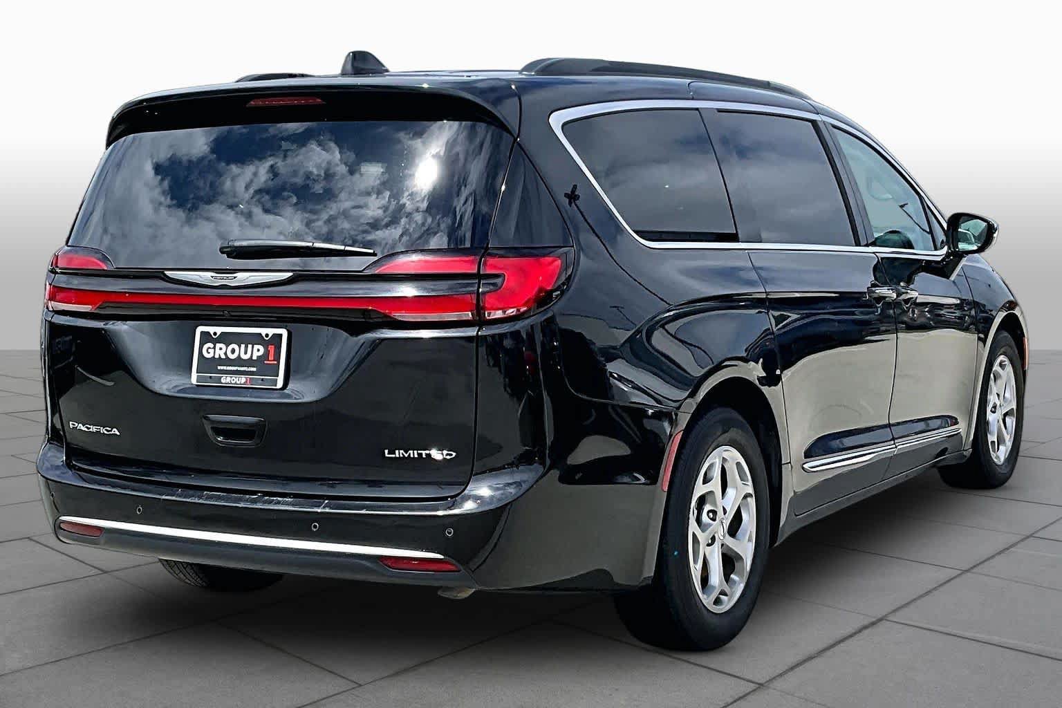 Used 2023 Chrysler Pacifica Limited FWD image 13