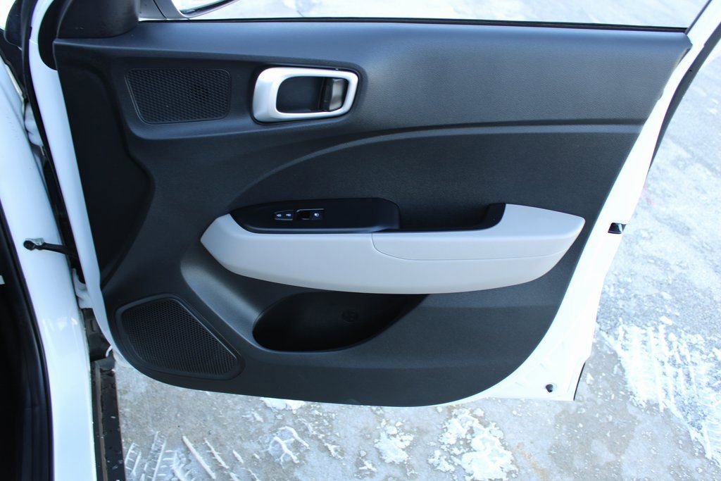 Used 2020 Hyundai Venue SEL image 23