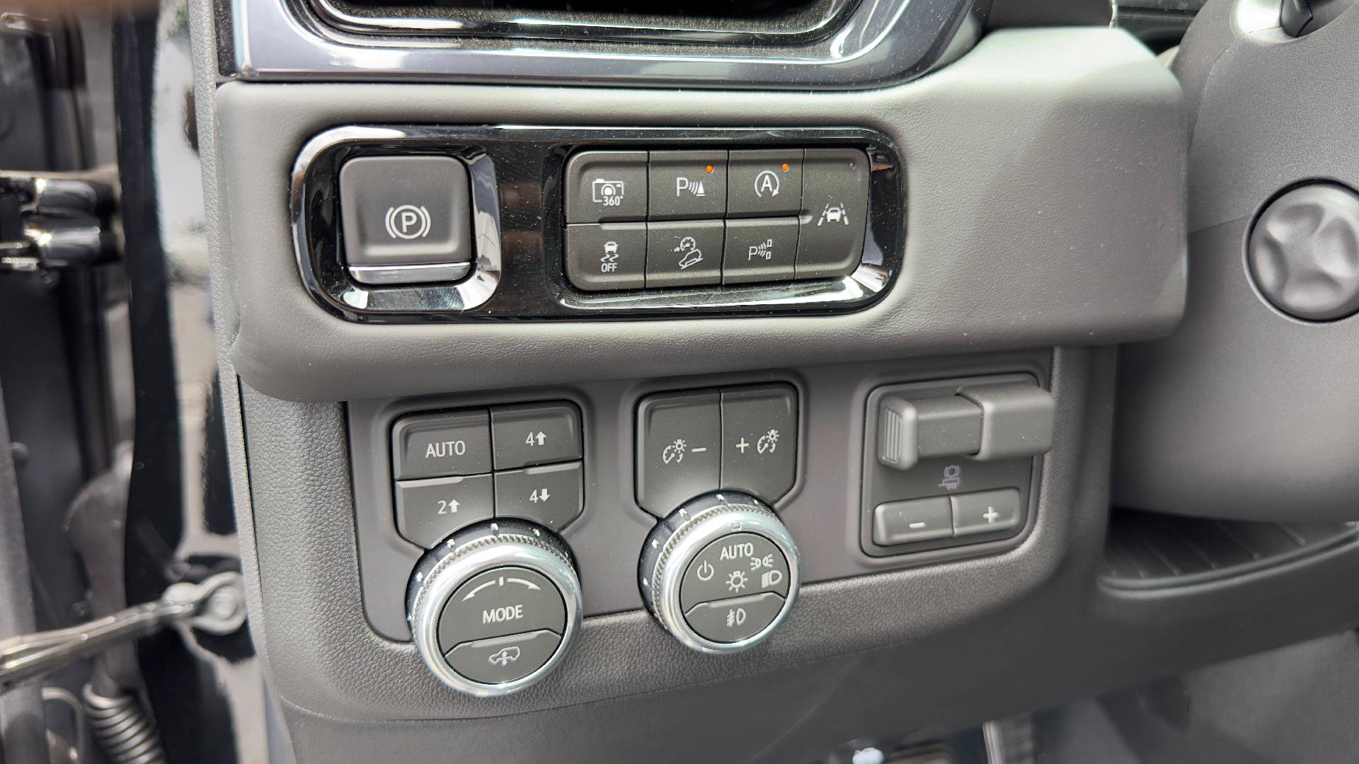 New 2026 GMC Yukon XL AT4 Ultimate w/ LPO, Illumination Package AWD/4WD image 16