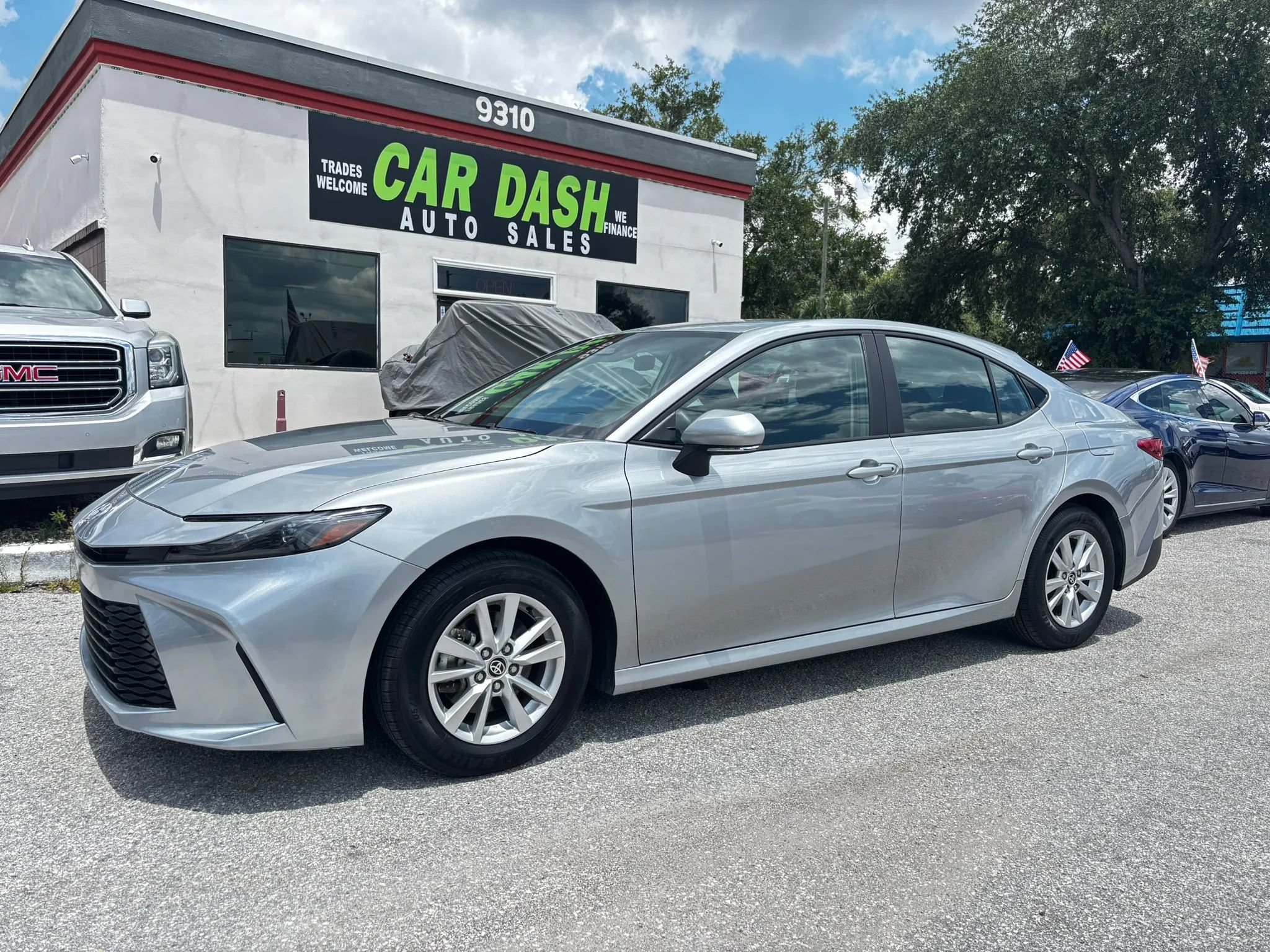 Used 2025 Toyota Camry LE FWD image 2