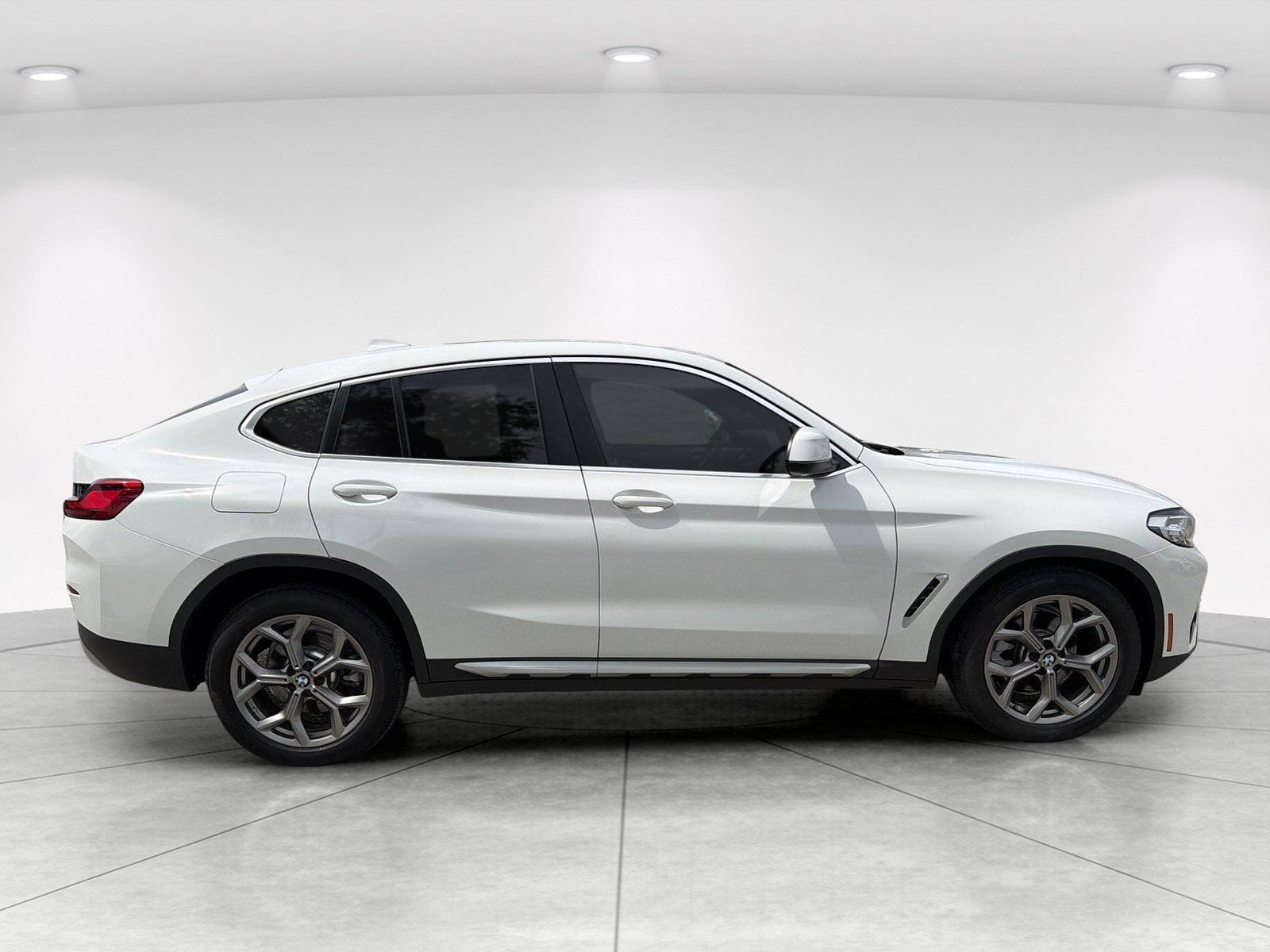 Used 2023 BMW X4 xDrive30i w/ Convenience Package AWD/4WD image 3