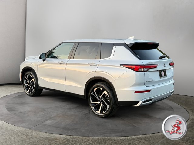 Used 2024 Mitsubishi Outlander SE image 5