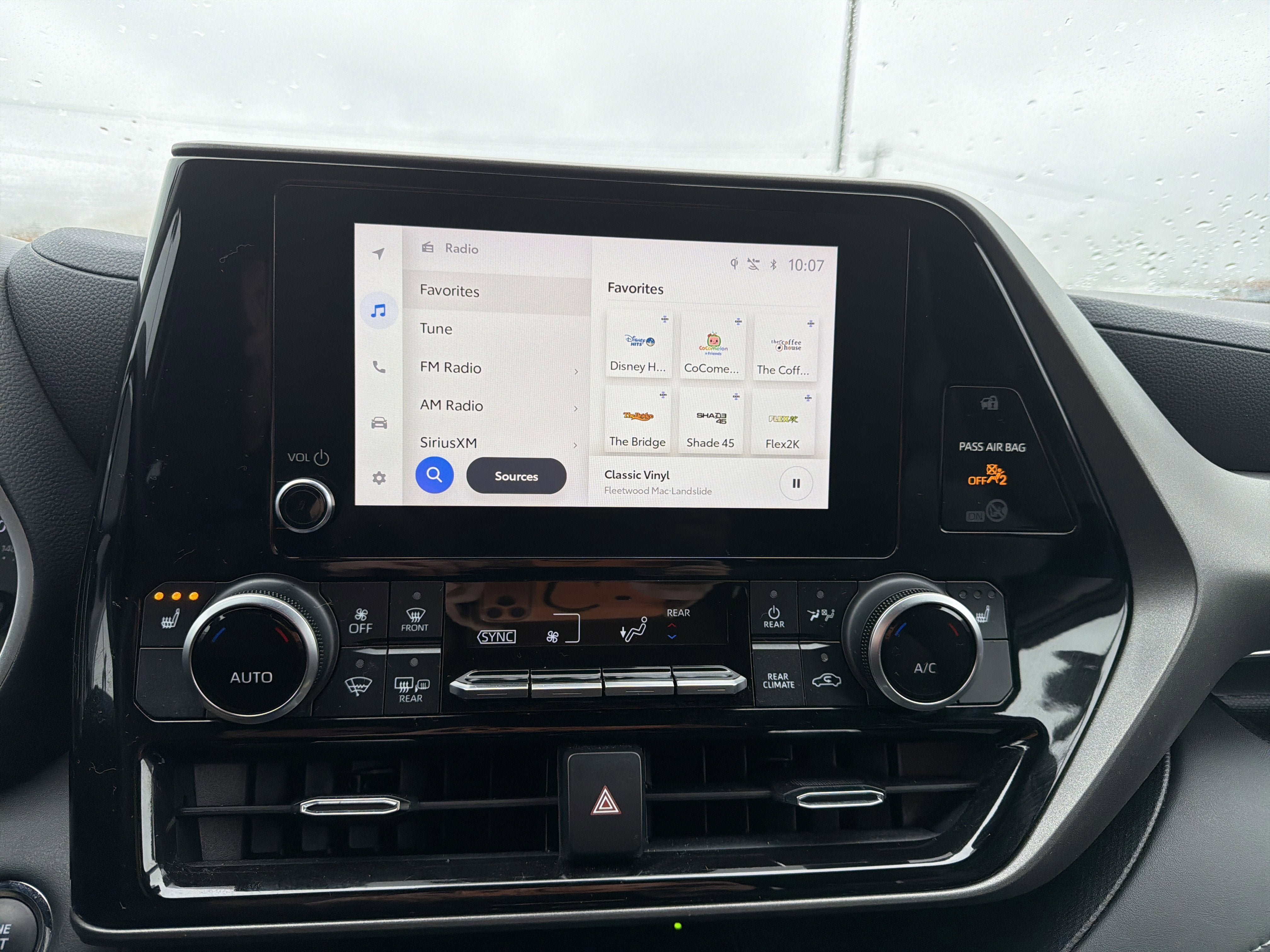 Used 2023 Toyota Highlander XLE AWD/4WD image 19