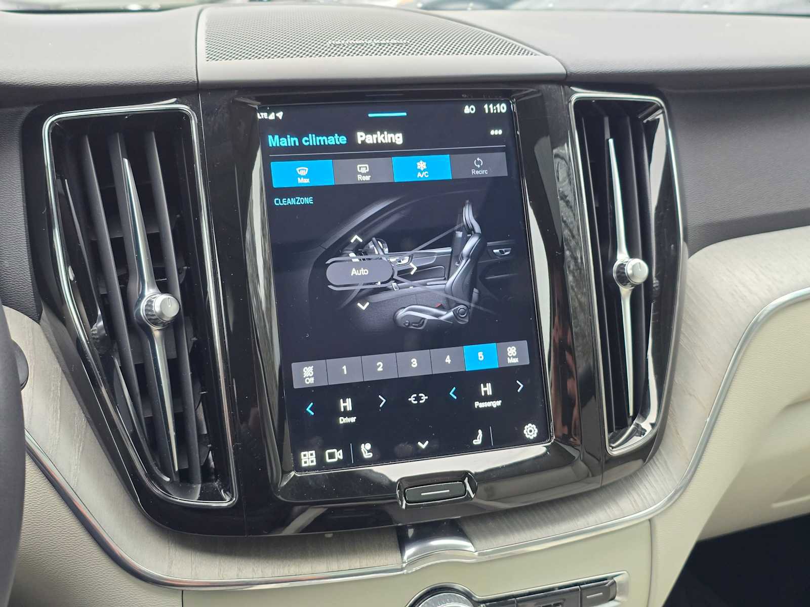 Certified 2024 Volvo XC60 T8 Plus w/ Protection Package Premier image 25