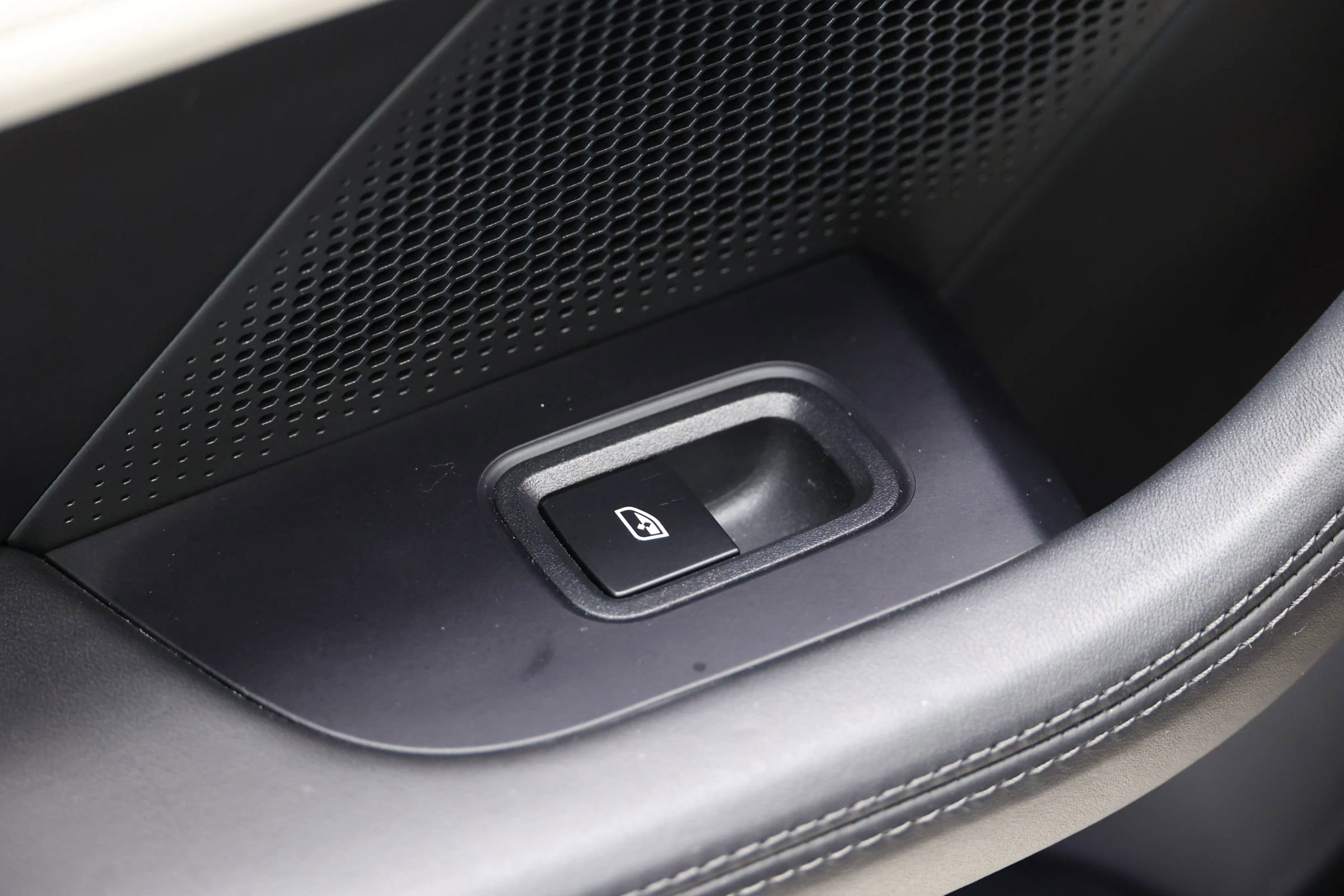 Used 2022 Porsche Taycan image 35