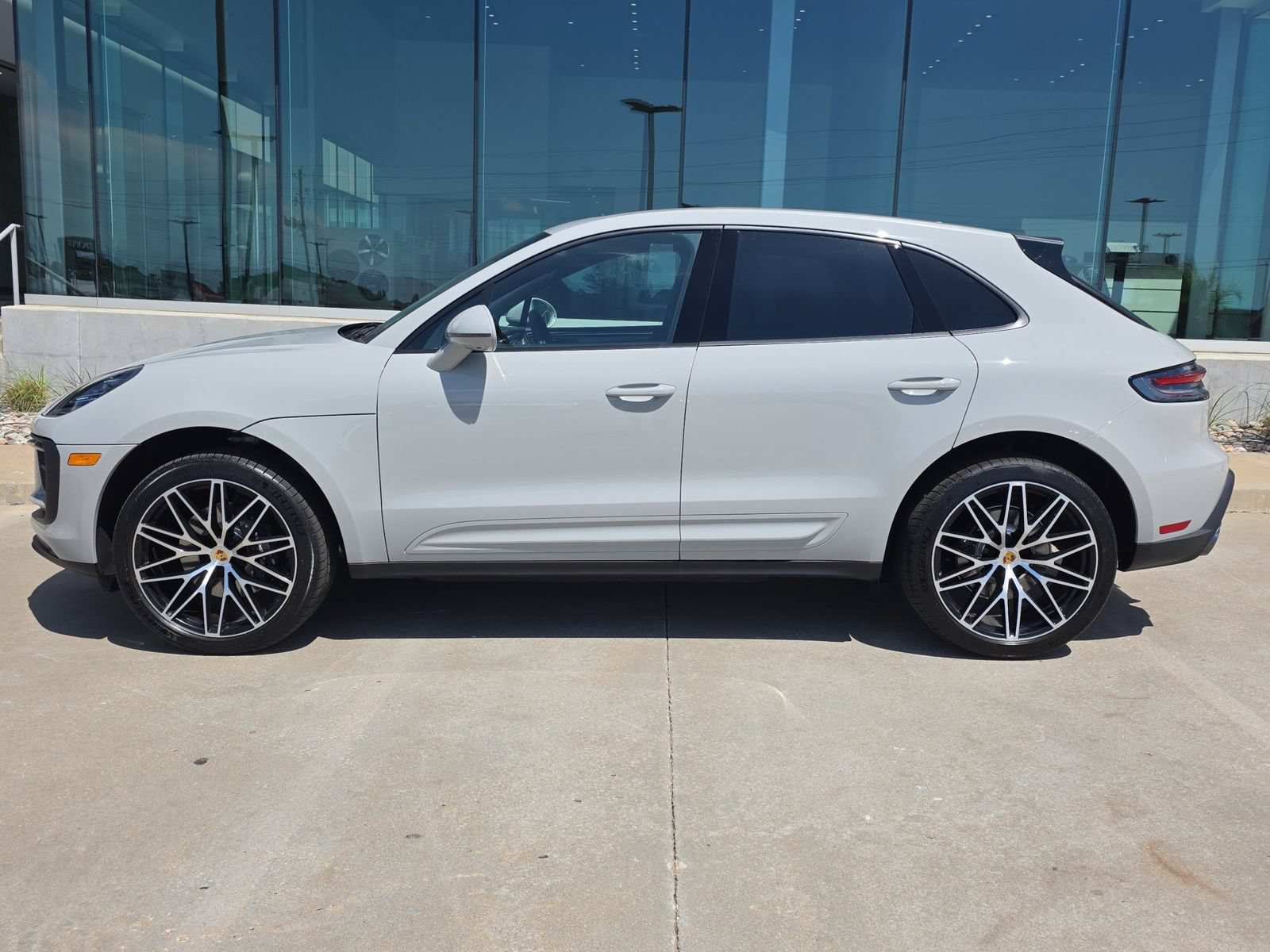 New 2026 Porsche Macan AWD/4WD image 2