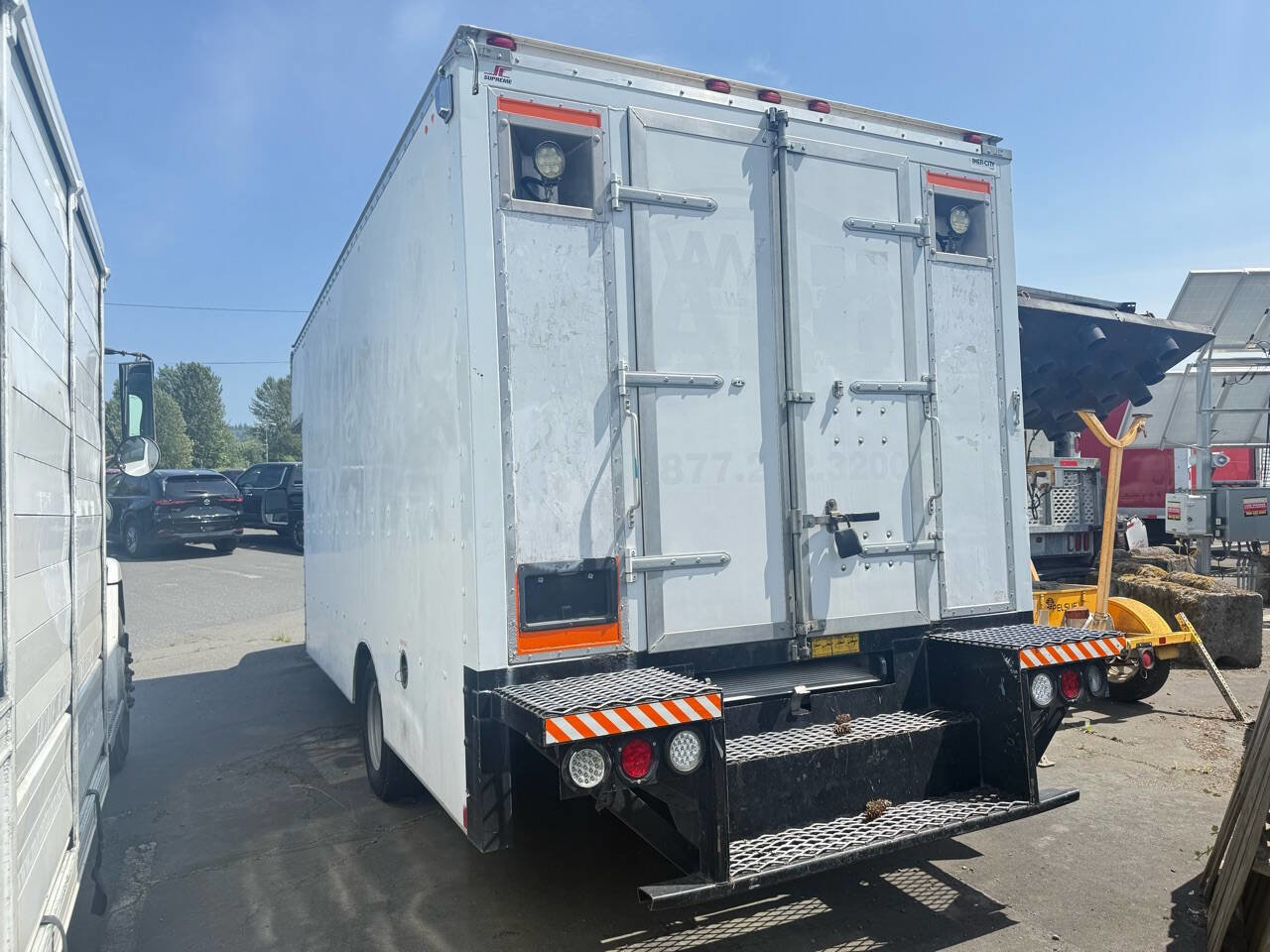 Used 2014 Chevrolet Express 4500 RWD image 5
