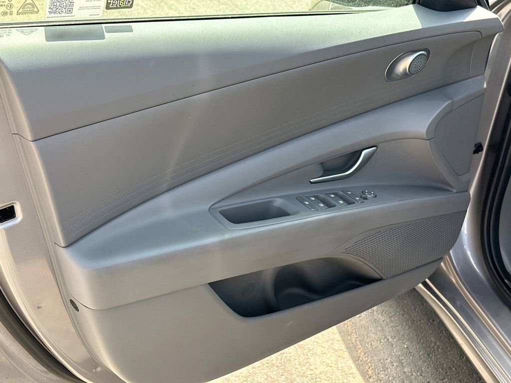 Used 2025 Hyundai Elantra SE image 10