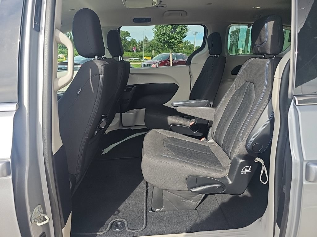 Used 2021 Chrysler Pacifica Touring FWD image 24