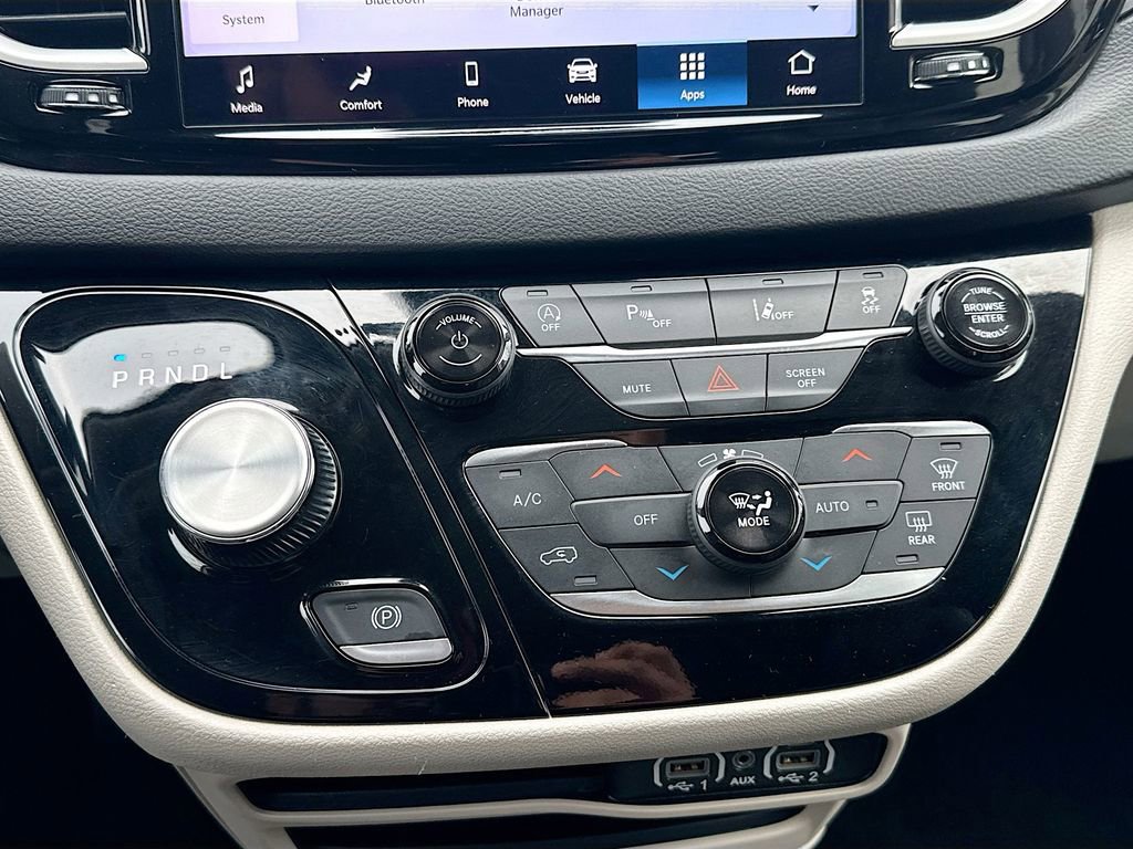 Used 2024 Chrysler Pacifica Touring-L image 16