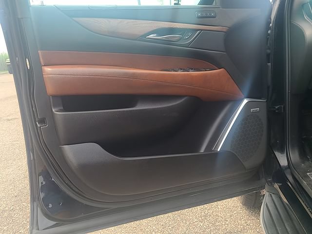 Used 2018 Cadillac Escalade Luxury AWD/4WD image 11