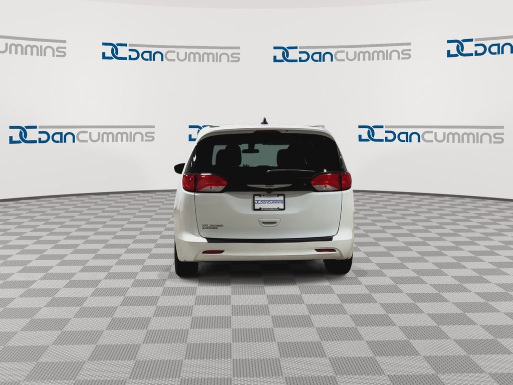 Used 2022 Chrysler Voyager LX image 7